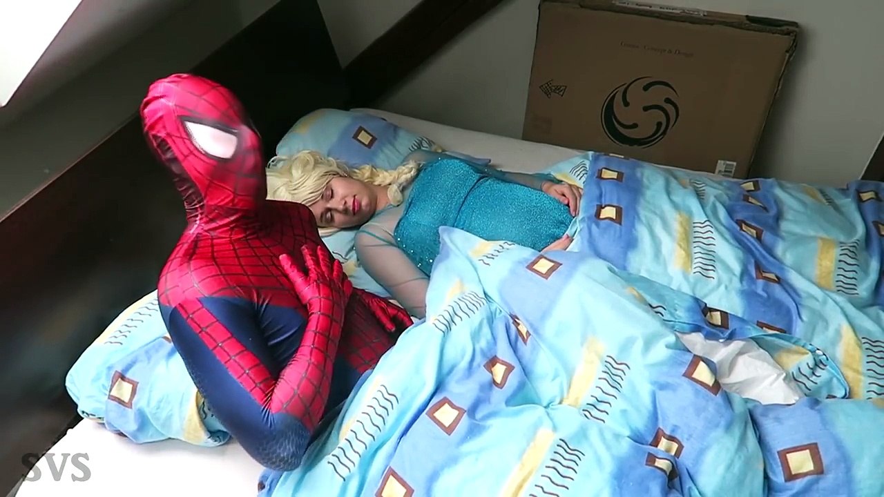 SIRENA CONGELADO ELSA vs MÉDICO w/ Spiderman vs Joker POO Embarazada Rosa Spidergirl Gemelos Sup