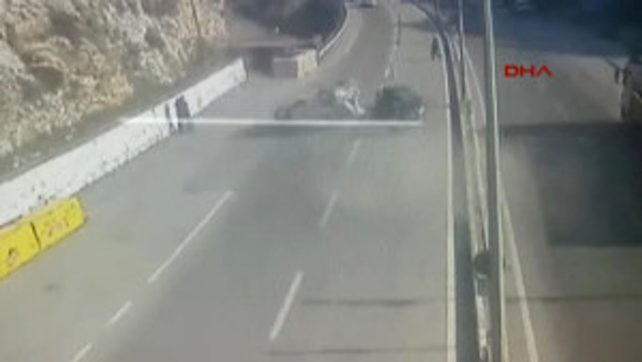 Hatay Belen-Iskenderun E-5 Karayolu Üzerinde 18 Ocak Tarihinde Seyir Halindeki Aracın Üzerine Üst...