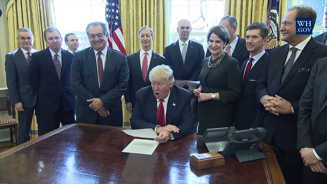 Trump ataca a la prensa después de vetar a varios medios