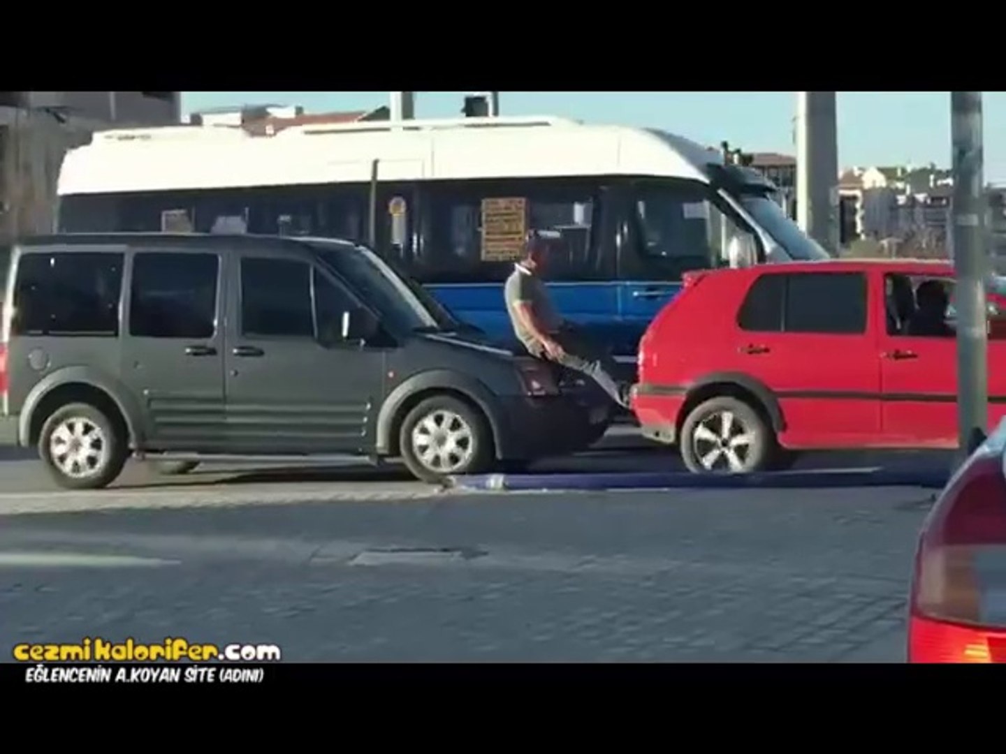 Arıza Yapan Arabayı Bacak Kaslarına Güvenerek İten Adam - Dailymotion Video