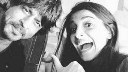 Sonam Kapoor's FAN MOMENT With Shahrukh Khan | Pictures | Bollywood Buzz