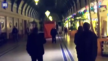 Un gars bourré chute de 8 mètres de haut depuis le plafond d'une galerie !