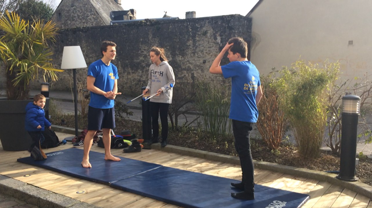 Des démonstrations de cirque avant le festival