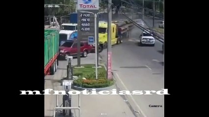 IMPACTANTE/CAMIÓN SE ESTRELLA EN UNA BOMBA DE GASOLINA EN RD