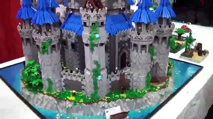 Legoları Kullanarak Savaş Kalesi Yapan Yetenekli Genç