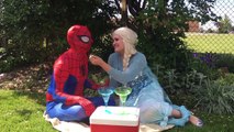 Maléfica Besos Spiderman Casarse Broma Con Elsa Diversión Superhéroe De Los Niños En La Vida Real En