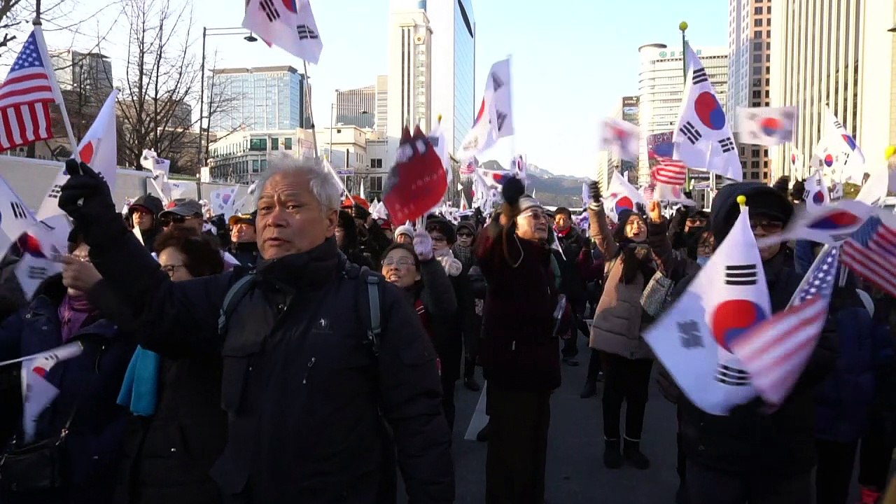 Pro- and anti-govt protesters take to streets over impeachment
