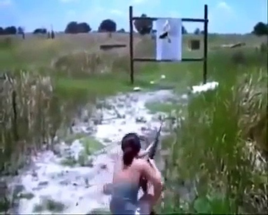 NE DONNEZ JAMAIS UNE ARME A FEU A UNE FEMME, VOICI POURQUOI
