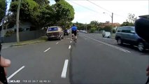 Une remorque coupe la route à un cycliste et le percute