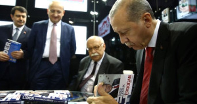 Cumhurbaşkanı Erdoğan Kitap Fuarında Lider Erdoğan kitabını imzaladı