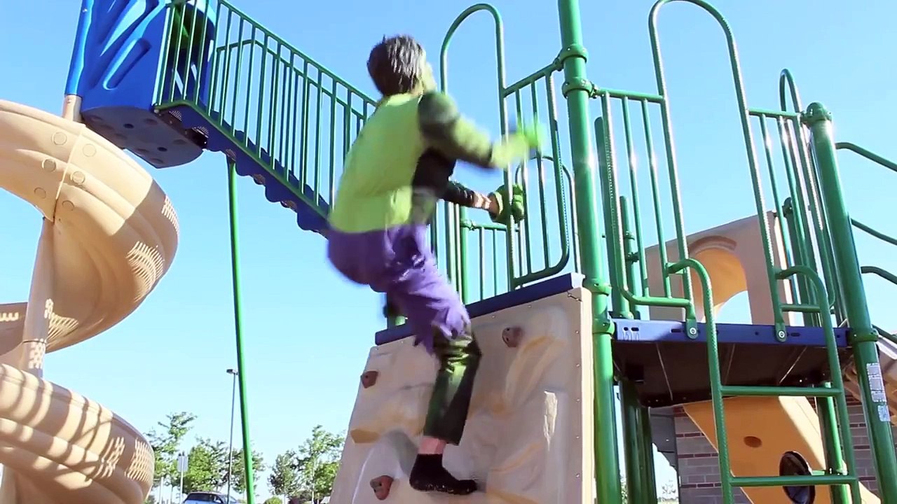 Spiderman Vs El Pato Vs Hulk Vs Joker Vs Venom! Divertida Película De Superhéroes En La Vida Real