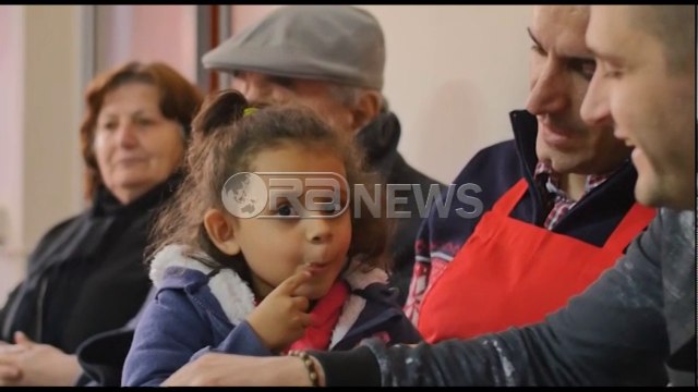 Veliaj dhe Bes Kallaku festojnë Krishtlindjen me të moshuarit në Laprakë