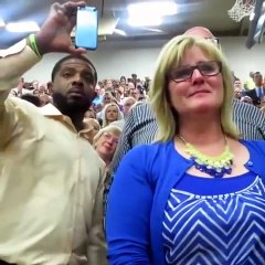 Engelli Genci Mezuniyetinde Ayağa Kaldırıp Yürüten Arkadaş