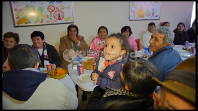 Veliaj dhe Bes Kallaku festojnë Krishtlindjen me të moshuarit në Laprakë