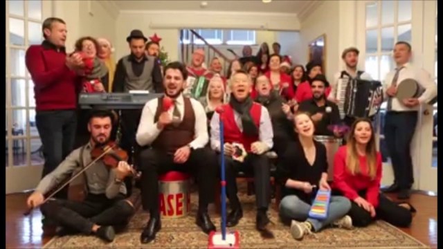 Ora News –Donald Lu ia nis këngës: Ja na erdhi viti i ri