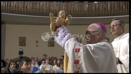 Ora News –Besimtarët e krishterë festojnë Krishtlindjen