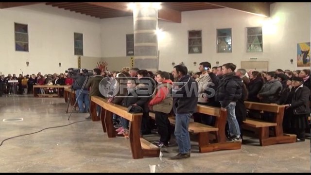 Ora News –Mesha e Krishtlindjes, mijëra besimtarë festojnë, përcillen mesazhe paqeje