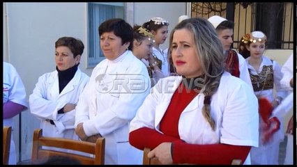 Ora News –Azili në Kavajë, Ahmetaj e Rroshi ndajnë 40 pako ndihma për të moshuarit