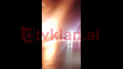 Makina përfshihet nga flakët, nuk dihen arsyet