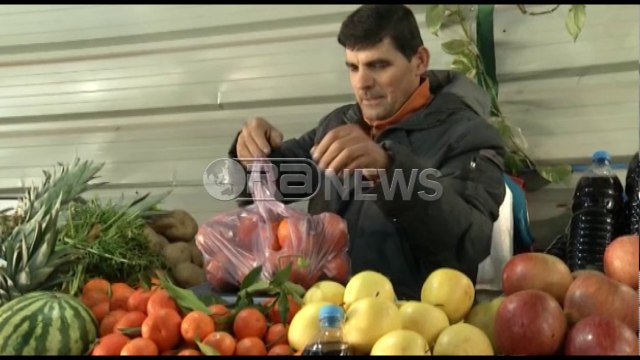 Ora News –Rriten çmimet, në vigjilje të vitit të ri, qytetarët bëjnë blerjet e fundit