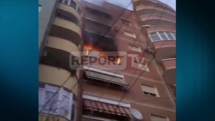 Скачать видео: Report TV - Tiranë, zjarr në një apartament nuk raportohet për të lënduar