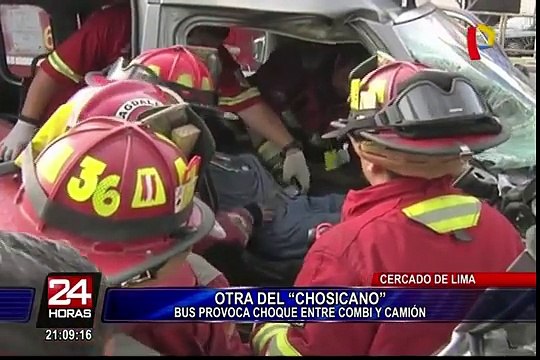 Cercado de Lima: pasajero quedó atrapado en combi tras choque