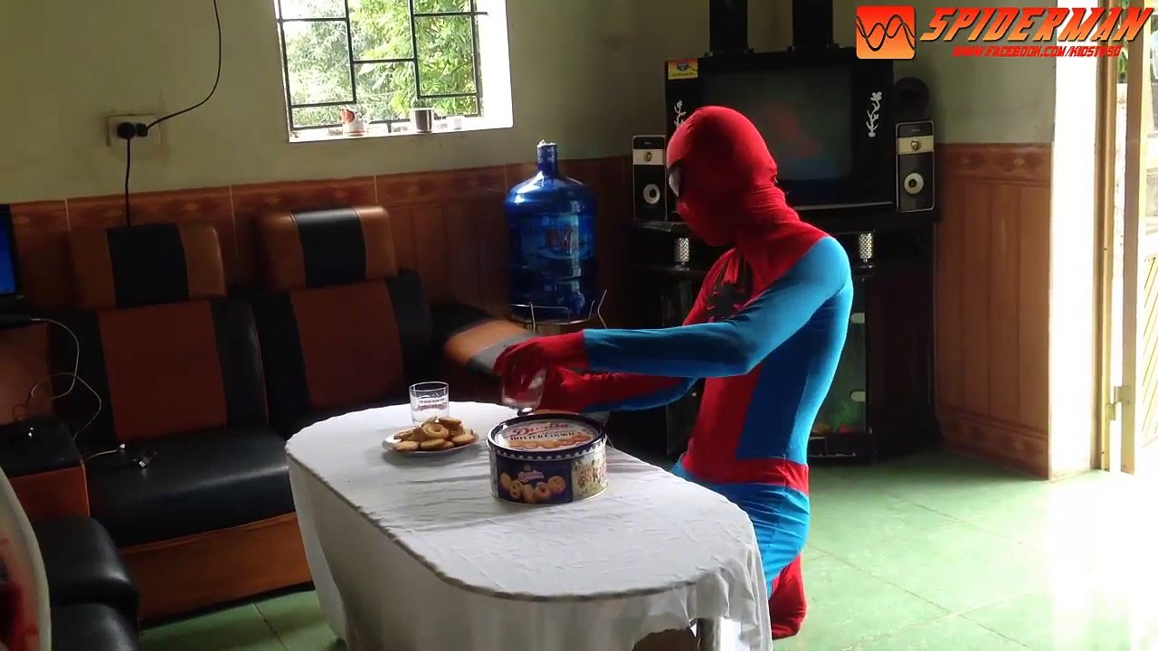 Spiderman Congelado Elsa Bebés vs Globo de Agua Historia Divertida Nuevos Episodios! Superhéroes vs Joker