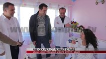 Një çek për dy fëmijët e parë të 2017 - News, Lajme - Vizion Plus