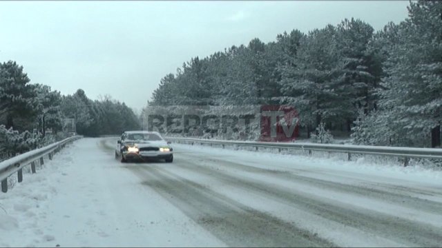 Report TV - Reshje të dendura bore në veri të vendit, ja rrugët me probleme