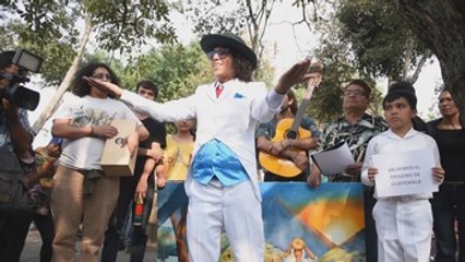 Un actor peruano se casa con un árbol en Guatemala por una buena causa