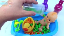 Кукла Ванна время М&MS конфеты учим цвета сюрприз игрушки пять ночей у Фредди для детей