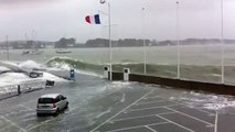 La Trinité-sur-Mer. Une voiture emportée par une vague