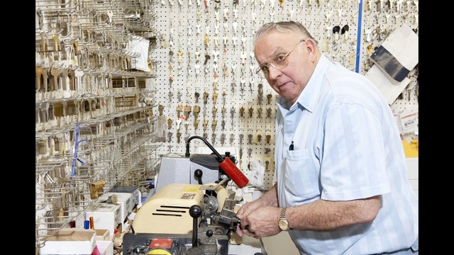 Car Locksmith Chicago - Advantages Of Hiring A Car Locksmith