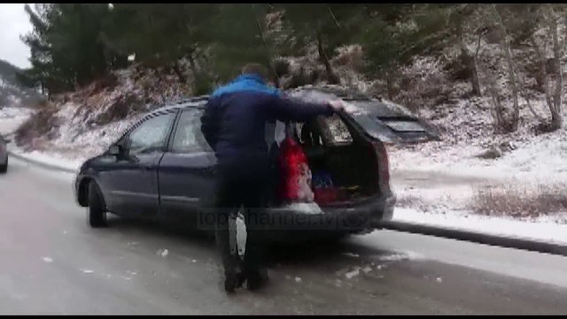 Moti i keq, shumë akse rurale të bllokuara - Top Channel Albania - News - Lajme