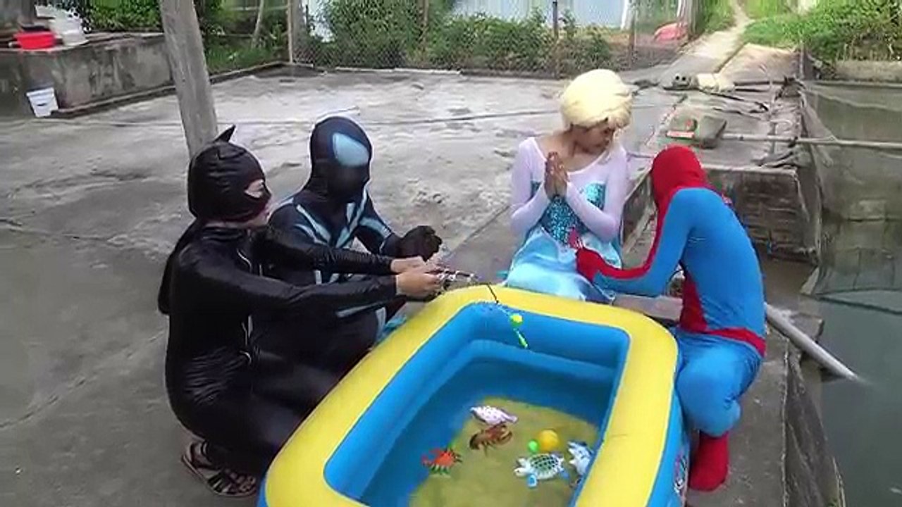 Spiderman vs Frozen Elsa WATER GUNS BATTLE! w/ Pink Spidergirl Joker Maleficent Anna Toys
