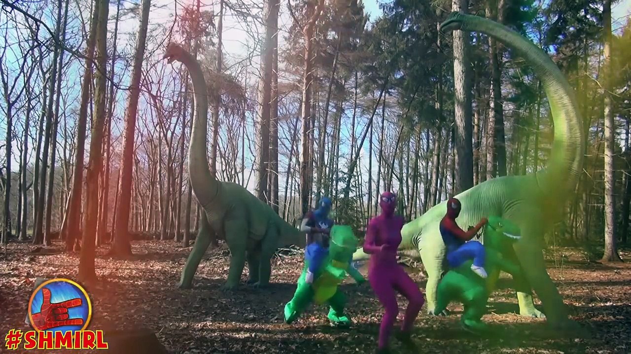 4 Rosa Spidergirls Bailando en Coche Spidergirl Gemelos de Spiderman Divertido Superhéroes en Real Lif