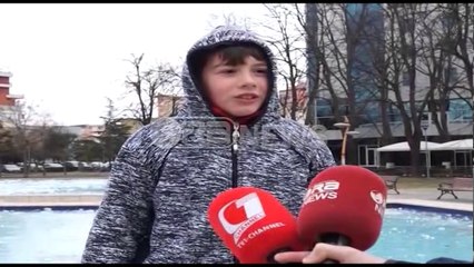 I ftohti -Shkodër, shatërvani kthehet në pistë patinazhi për fëmijët