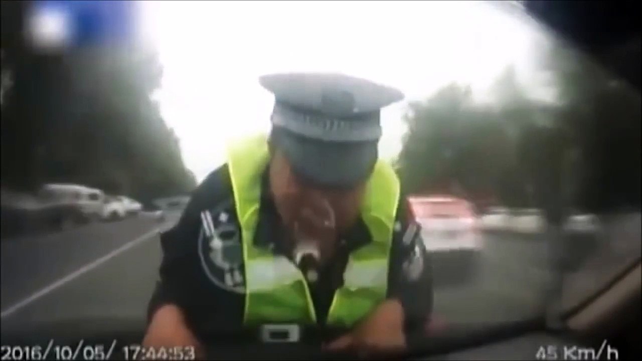 Un conducteur chinois ivre traine un policer sur le capot sur plus d'un kilomètre