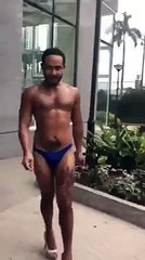 Cet homme marche parfaitement avec des talons aiguilles