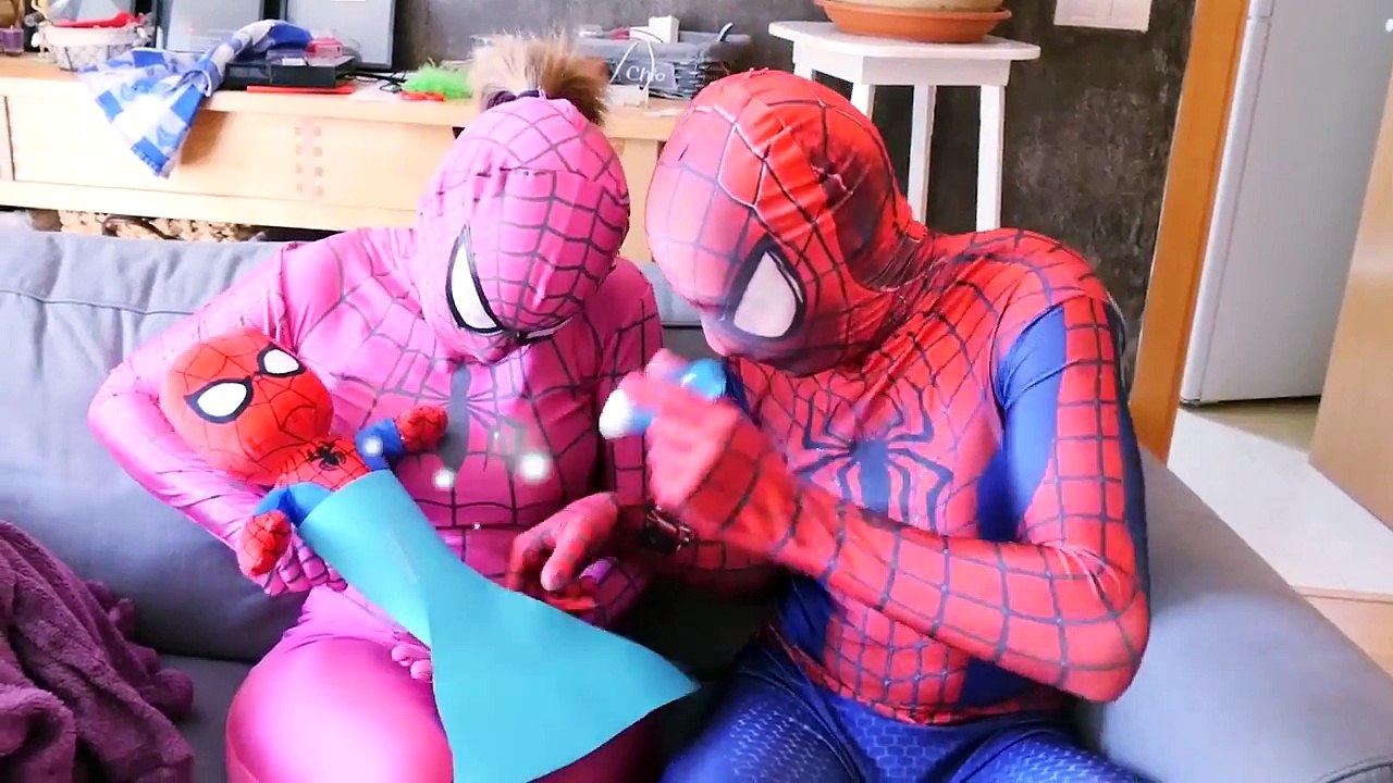 El hombre araña Vampiro vs Rosa Spidergirl! w/ Maléfica vs Congelado Elsa y Sirena en la Vida Real!