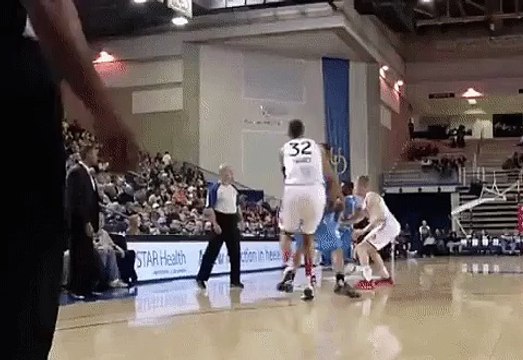 Nate Robinson passe sous les jambes de son adversaire en plein match