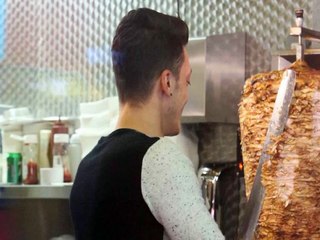 Quand Mesut Ozil s'improvise vendeur de Kebab !