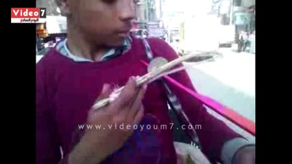 بالفيديو.. محمد أحمد ابن المنيا صانع وبائع وعازف للربابة..تجول فى 27 محافظة من أسوان للإسكندرية لبيعها والعزف عليها للحف