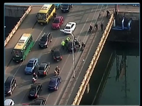 Ce chauffard chinois prend la fuite avec un policier sur le pare-brise