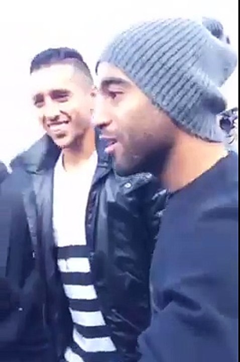 Marquinhos et Lucas chantent avec les supporters