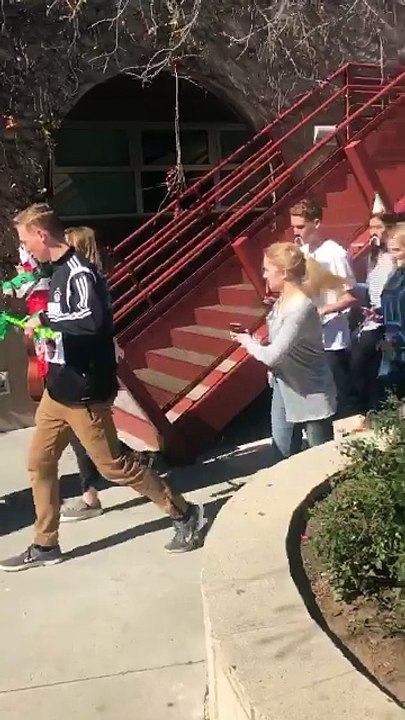 L'enorme surprise que font ces élèves à leur prof pour son anniversaire : adorable!