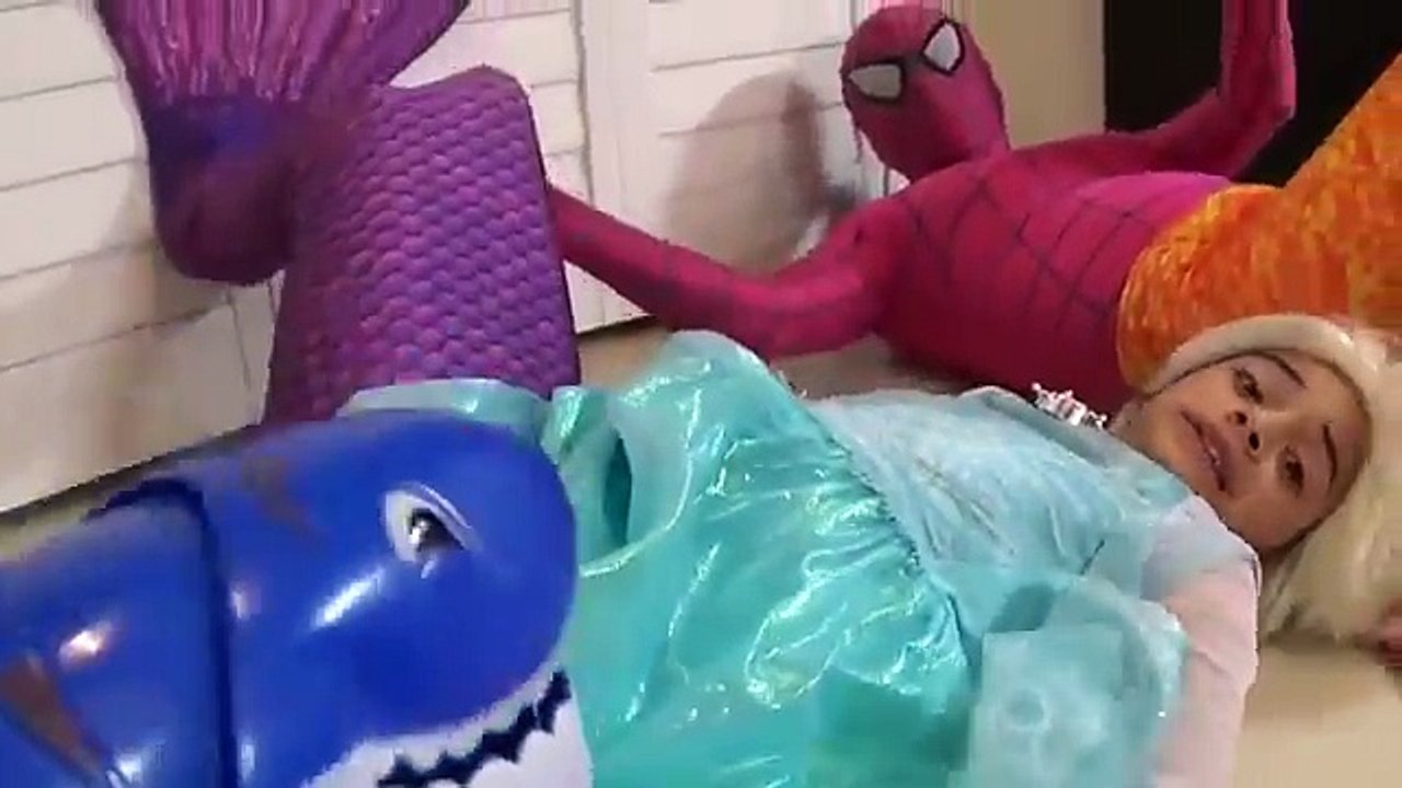 Spiderman Mermaid vs Shark Attack! w/ Pink Spidergirl, Frozen Elsa, Disney Princess, Batma