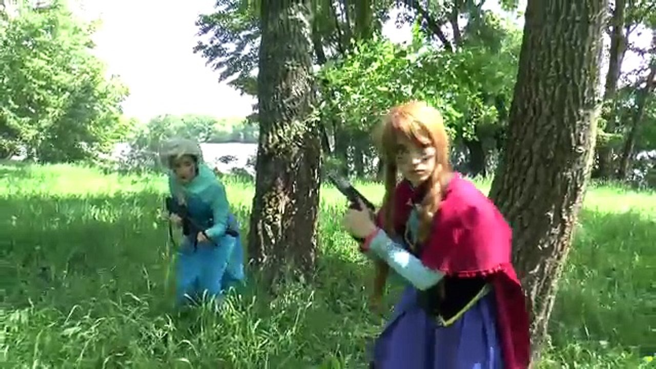 CONGELADOS ELSA VS VAMPIRO! Spiderman Rosa SpiderGirl Joker Veneno Maléfica De Los Superhéroes De La Diversión Me