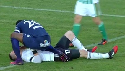Un attaquant sauve la vie du gardien adverse