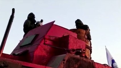 بالفيديو: تفكيك "مفخخة كيميائية" لداعش قرب مطار الموصل